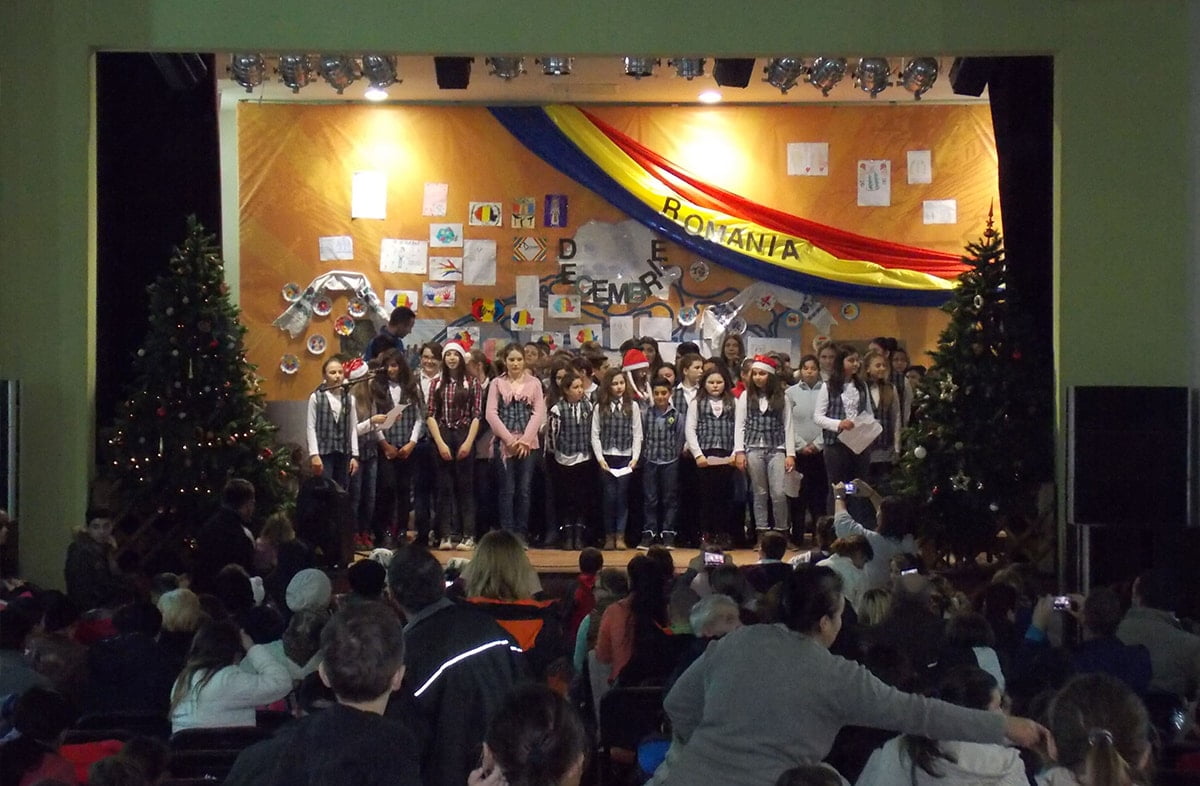 Read more about the article APRINDEREA BRADULUI ,,COLINDĂM DE SĂRBĂTORI”- CONCURS DE COLINDE