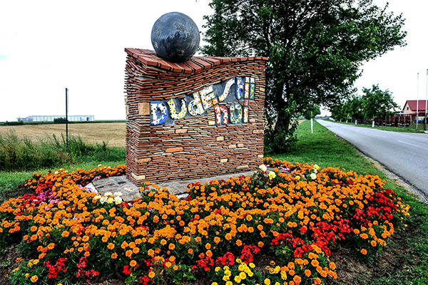 dudestii-noi-intrarea-in-sat