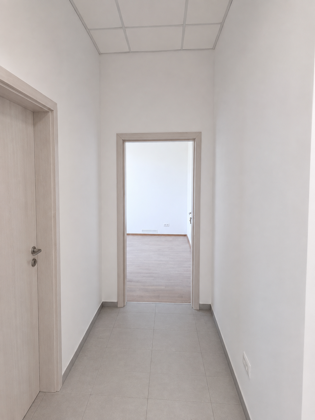 Hol interior renovat în sediul Primăriei Dudeștii Noi